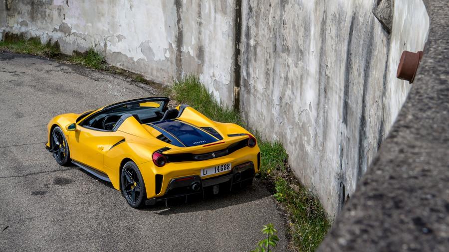  Ferrari 488 Pista Spider Giallo Modena 2018 года  (фото 13 из 14)